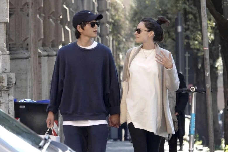 Song joong ki liên tục nhắc đến vợ con để cứu vãn danh tiếng sự nghiệp xuống dốc sau khi tái hôn - 4
