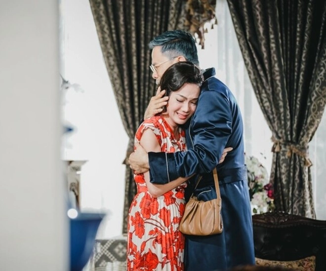 Tái hôn ở tuổi 55 vô tình nghe được cuộc trò chuyện giữa chồng và con gái anh tôi bật khóc - 1