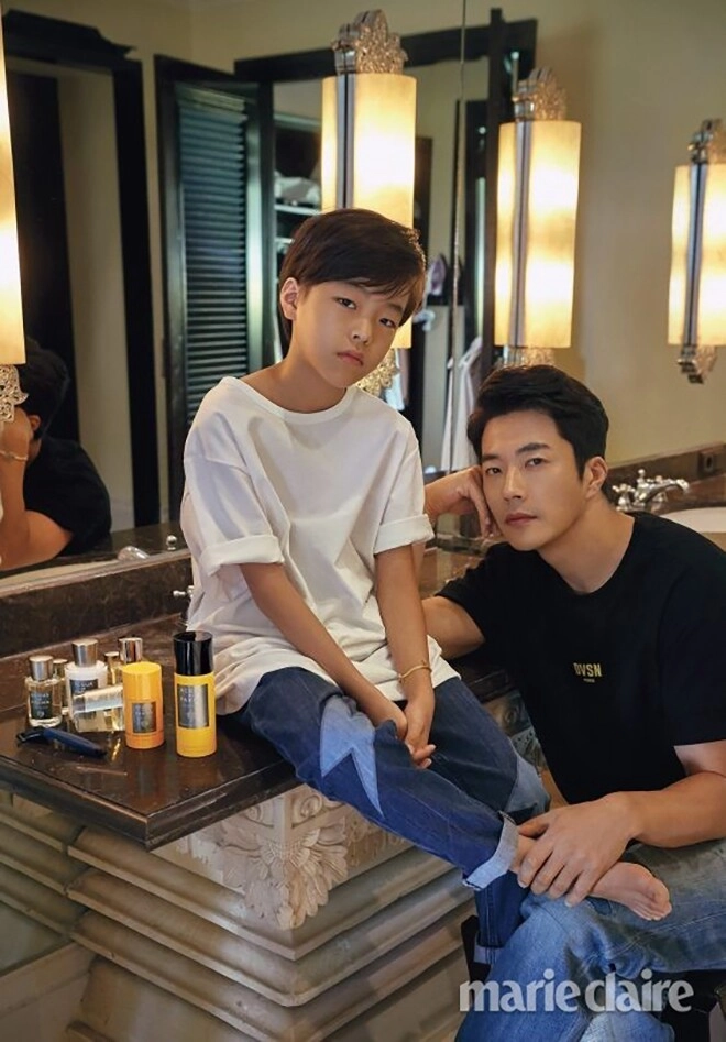 Tài tử nấc thang lên thiên đường cưới cô vợ đa tình vẫn phải ngủ riêng giờ con trai sang mỹ học cao 1m8 - 4