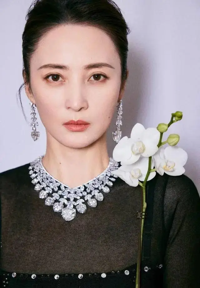 tây thi đẹp nhất màn ảnh tuổi u50 trẻ đẹp như gái 20 bầu vượt mặt vẫn mê giữ dáng với môn nguy hiểm - 5