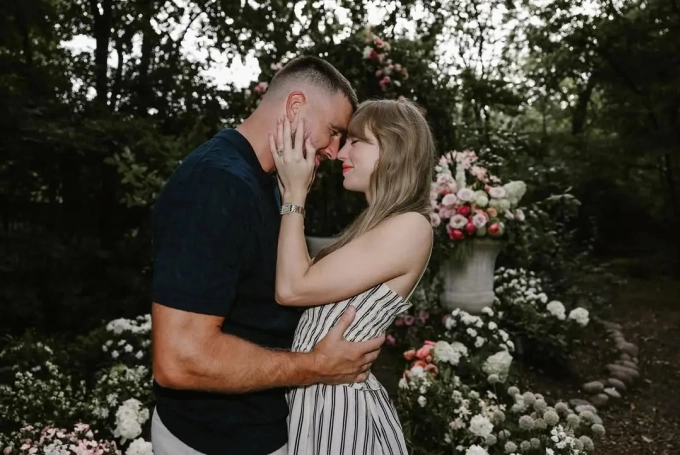 Taylor swift và bạn trai đính hôn - 1