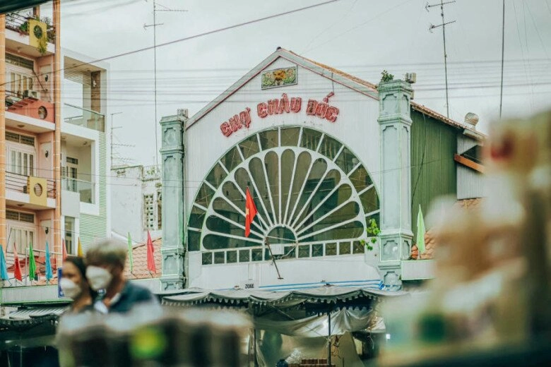 Thăm khu chợ nổi tiếng bậc nhất an giang là niềm kiêu hãnh của người dân xứ mắm dù chỉ bán một loại hàng - 1