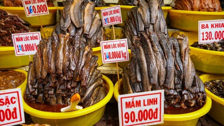 Thăm khu chợ nổi tiếng bậc nhất an giang là niềm kiêu hãnh của người dân xứ mắm dù chỉ bán một loại hàng - 5