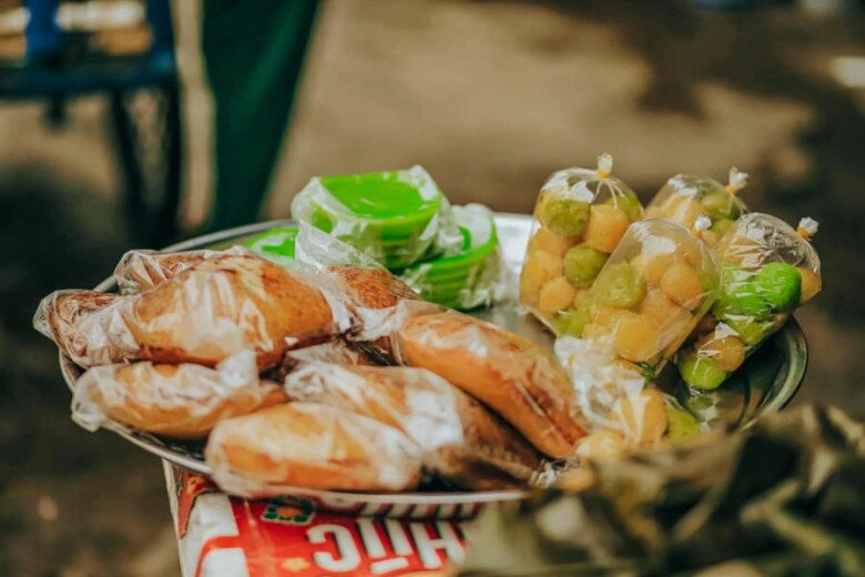 Thăm khu chợ nổi tiếng bậc nhất an giang là niềm kiêu hãnh của người dân xứ mắm dù chỉ bán một loại hàng - 13