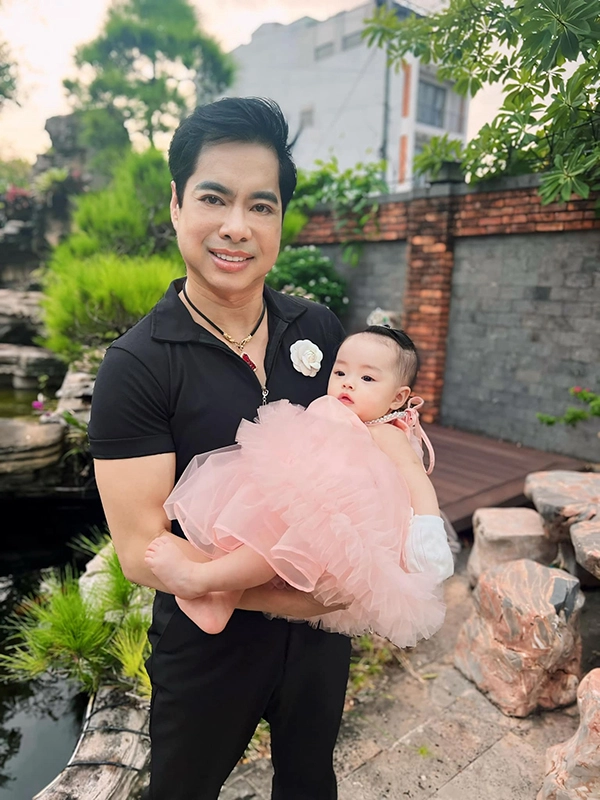 Thân thế 2 em bé con nuôi của ca sĩ ngọc sơn - 1