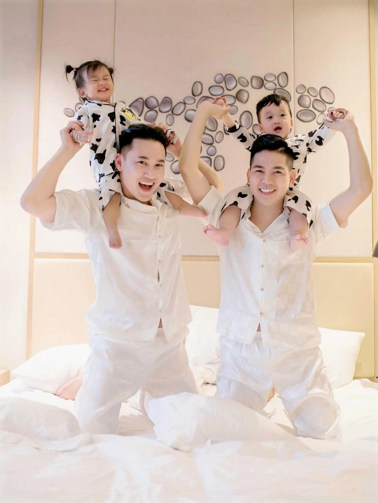 Thanh đoàn - hà trí quang xót lòng khi thấy 2 con nhỏ khóc nức nở quấn ba và cha không rời - 3