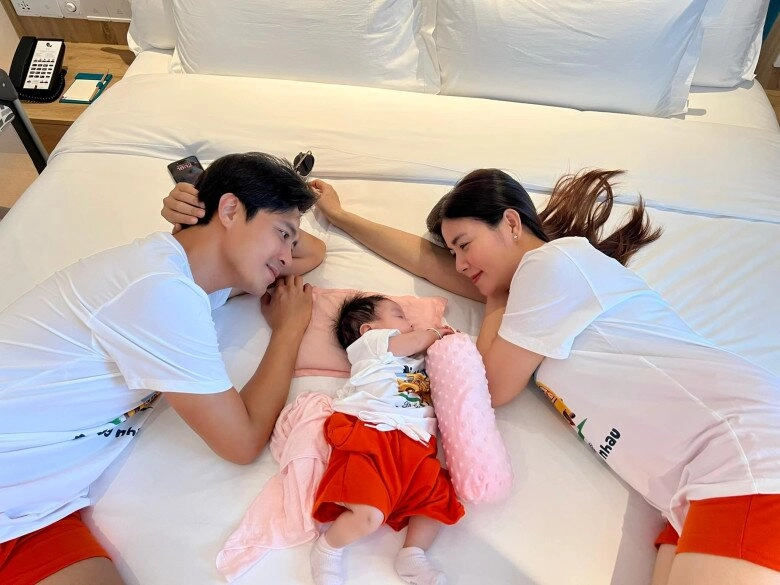 Thanh duy - kha ly gây tranh cãi khi đưa ái nữ 5 tháng tuổi dự sự kiện con khóc nấc vẫn đứng chụp ảnh - 6
