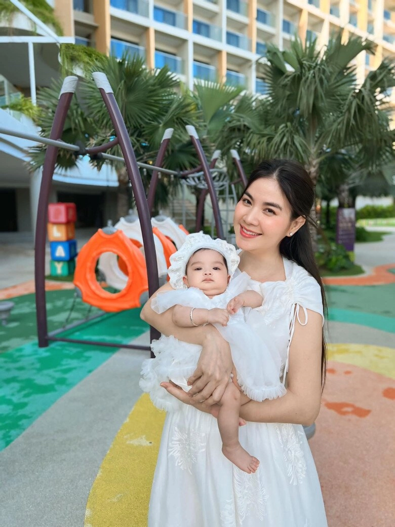 Thanh duy - kha ly gây tranh cãi khi đưa ái nữ 5 tháng tuổi dự sự kiện con khóc nấc vẫn đứng chụp ảnh - 7