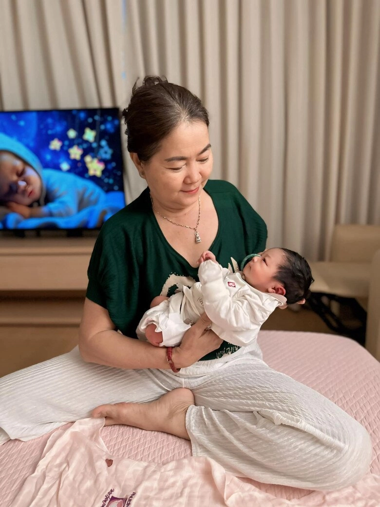 Thanh duy - kha ly gây tranh cãi khi đưa ái nữ 5 tháng tuổi dự sự kiện con khóc nấc vẫn đứng chụp ảnh - 8