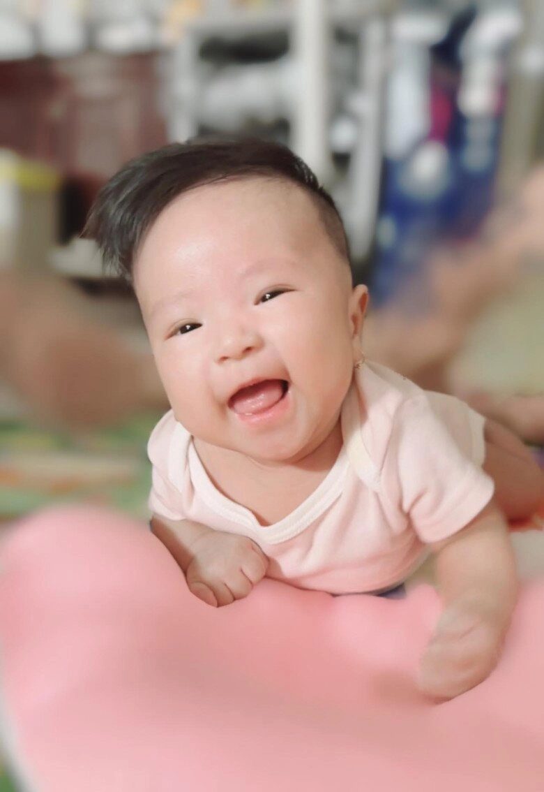 Thanh trúc cắt tóc ái nữ như con trai khiến dân tình truy lùng danh tính bố đứa bé vài tháng tuổi biết cười đểu - 1