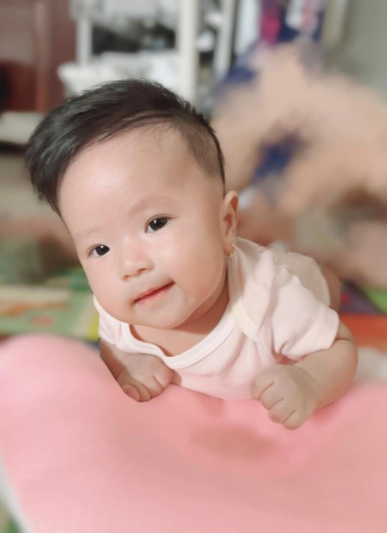Thanh trúc cắt tóc ái nữ như con trai khiến dân tình truy lùng danh tính bố đứa bé vài tháng tuổi biết cười đểu - 2