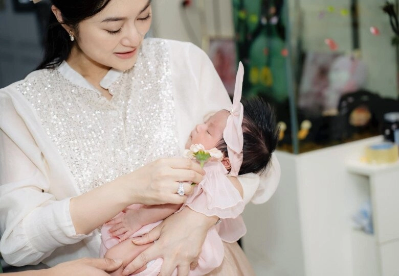 Thanh trúc cắt tóc ái nữ như con trai khiến dân tình truy lùng danh tính bố đứa bé vài tháng tuổi biết cười đểu - 4