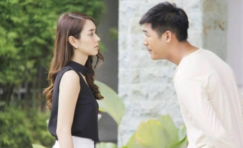 Thấy chồng đang đi đường tôi hốt hoảng lao đến trước đầu xe chặn lại cầu xin anh quay về nhà - 2