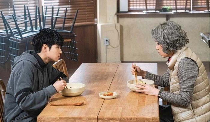 Thấy con rể sang mẹ vợ liền bê mâm cơm vào cất tôi hóa đá khi mở lồng bàn ra - 2