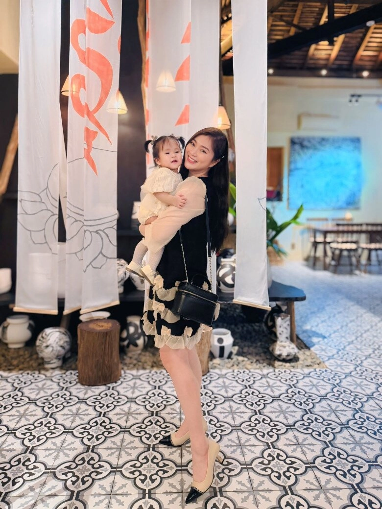 Thấy mẹ bị bố tác động vật lý con gái diễn viên thanh trúc mới 14 tháng tuổi đã có hành động mát lòng - 9
