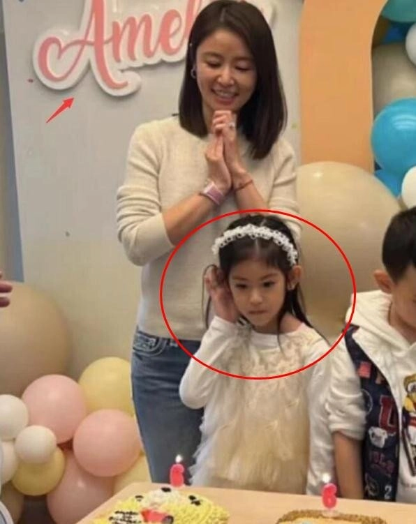 Thấybố mẹ thể hiện tình cảm con gái lâm tâm như liên tục đòi có em còn hỏi 1 câu khiến phụ huynhphì cười - 4