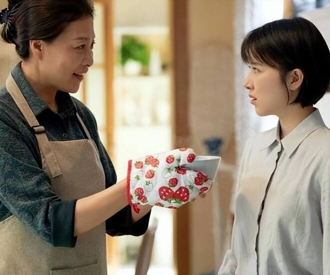 Thèm ăn tôm nhưng mẹ chồng bắt chờ 2 ngày mới nấu đến ngày hẹn tôi choáng với cảnh trong nhà - 1