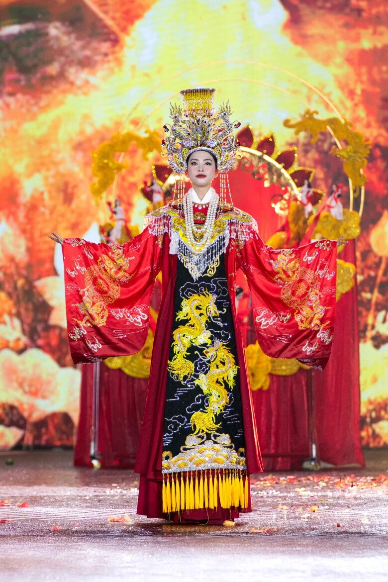 Thí sinh miss grand vietnam đội mưa trình diễn trang phục dân tộc hoa hậu tiểu vy đẹp xuất thần - 3