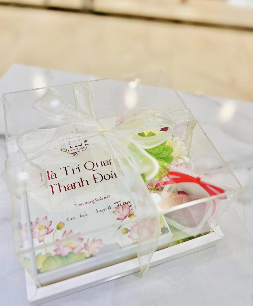 Thiệp cưới như hộp bánh của sao việt hà trí quang in cả hình 3d puka - gin tuấn kiệt đầy tinh tế - 1