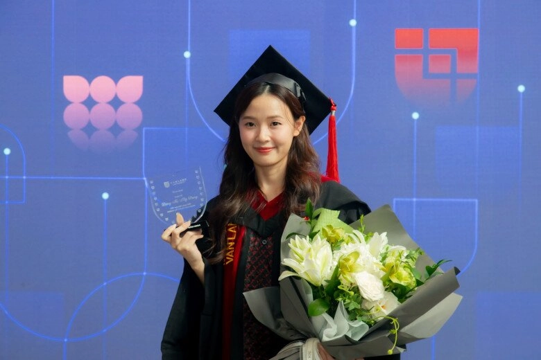 Thiếu gia minh đạt ôm hoa chúc mừng midu nhận bằng thạc sĩ loại giỏi nhìn vợ mới cưới bằng ánh mắt si mê - 1