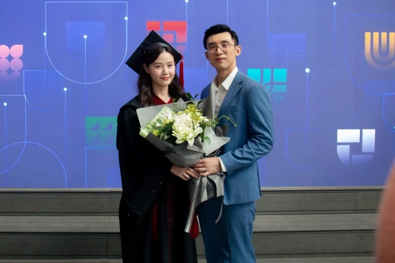Thiếu gia minh đạt ôm hoa chúc mừng midu nhận bằng thạc sĩ loại giỏi nhìn vợ mới cưới bằng ánh mắt si mê - 6