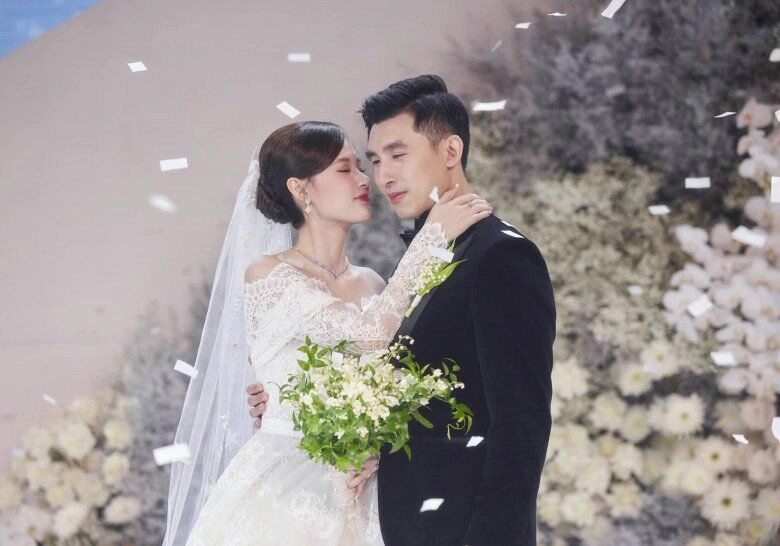 Thiếu gia minh đạt từ ngại ngùng nay lột xác sẵn sàng chạy show với bà xã midu chăm diện đồ hiệu đắt đỏ - 8