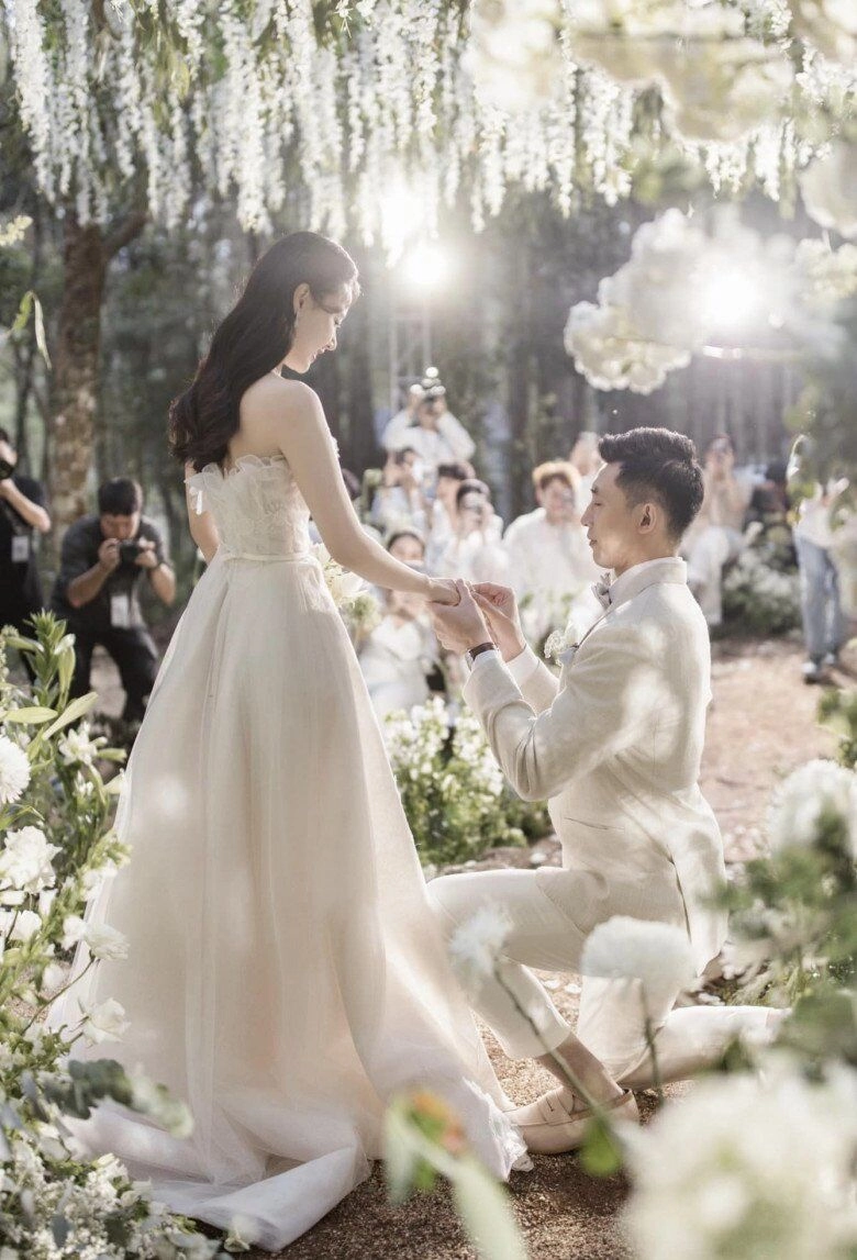 Thiếu gia minh đạt từ ngại ngùng nay lột xác sẵn sàng chạy show với bà xã midu chăm diện đồ hiệu đắt đỏ - 9