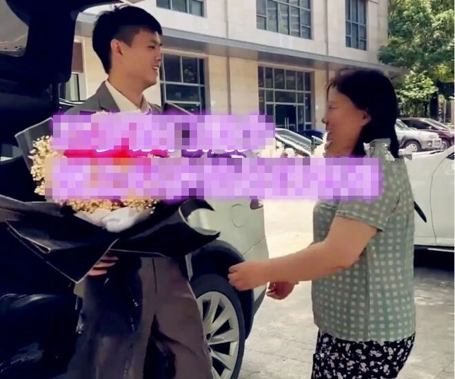 Thiếu gia nhà giàu cưới giúp việc lớn hơn 20 tuổi bị mẹ phản đối anh chàng nói đúng một câu - 1