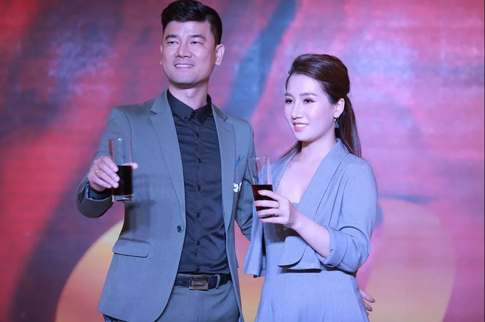 Thiếu gia tiệm vàng giả làm bảo vệ đi cua vợ hotgirl nay tình nguyện làm trợ lý cho bà xã - 3