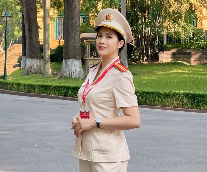 Thiếu tá công an đối đầu phương oanh gây bão ngoài đời làm mẹ trẻ đẹp sinh 2 con hệt chồng cùng ngành - 1