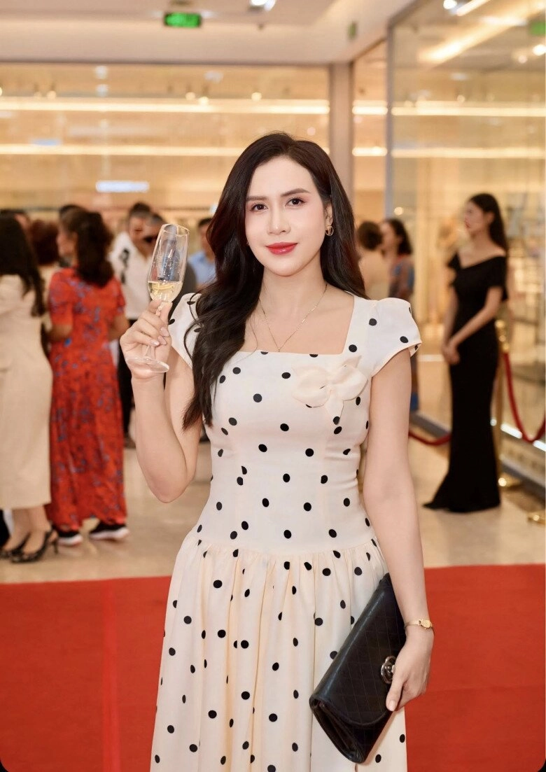 Thiếu tá công an đối đầu phương oanh gây bão ngoài đời làm mẹ trẻ đẹp sinh 2 con hệt chồng cùng ngành - 2