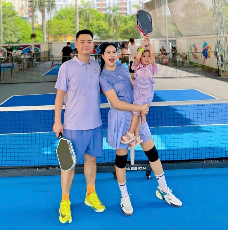 Thiếu tá công an đối đầu phương oanh gây bão ngoài đời làm mẹ trẻ đẹp sinh 2 con hệt chồng cùng ngành - 6