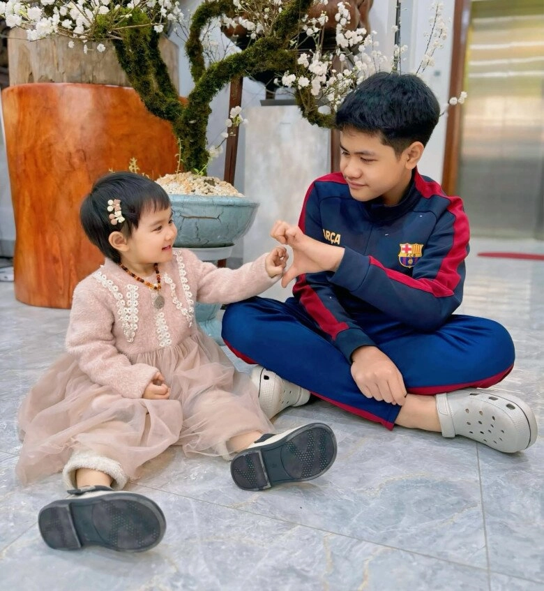 Thiếu tá công an đối đầu phương oanh gây bão ngoài đời làm mẹ trẻ đẹp sinh 2 con hệt chồng cùng ngành - 8