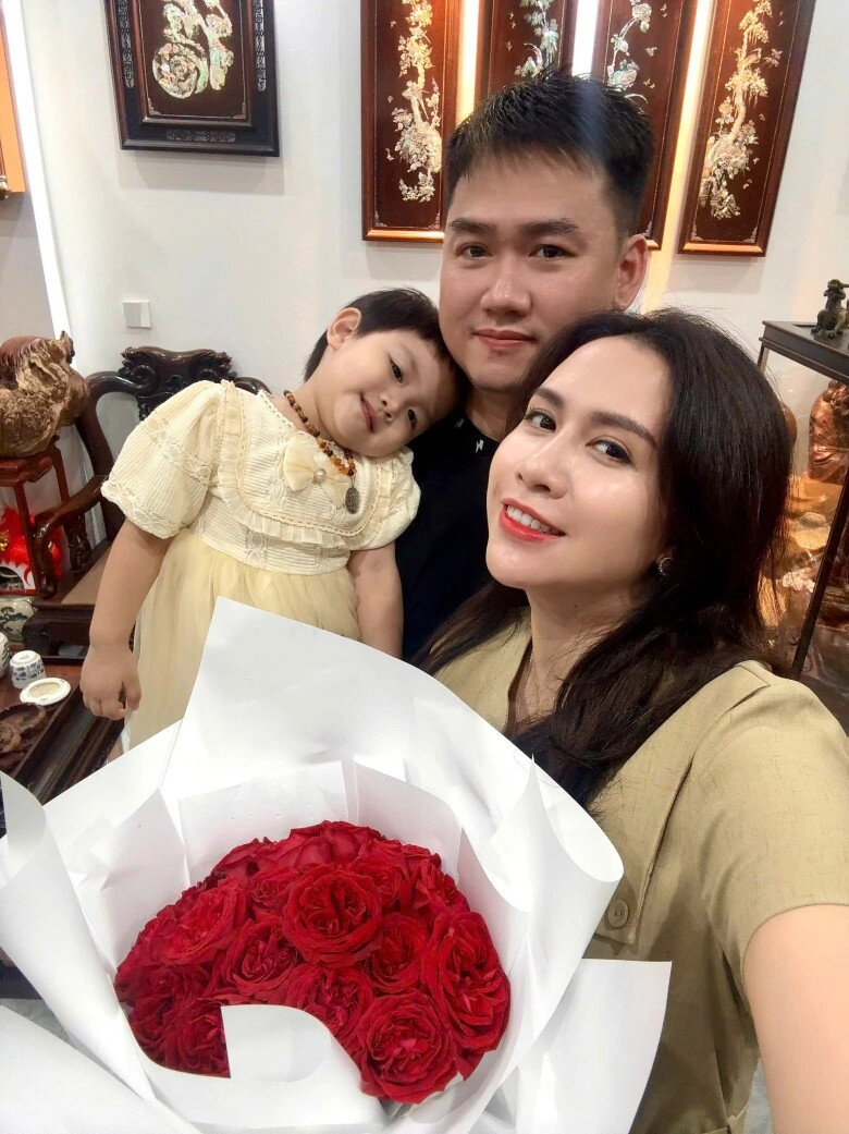 Thiếu tá công an đối đầu phương oanh gây bão ngoài đời làm mẹ trẻ đẹp sinh 2 con hệt chồng cùng ngành - 9