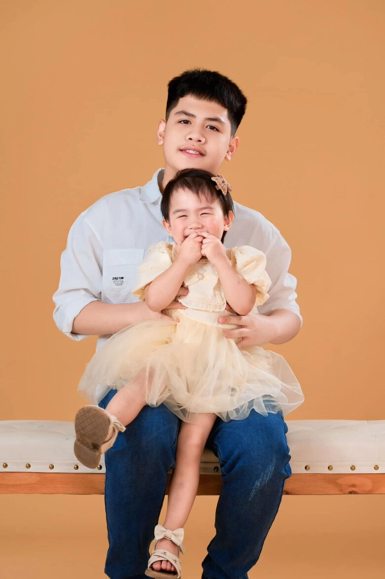 Thiếu tá công an đối đầu phương oanh gây bão ngoài đời làm mẹ trẻ đẹp sinh 2 con hệt chồng cùng ngành - 10