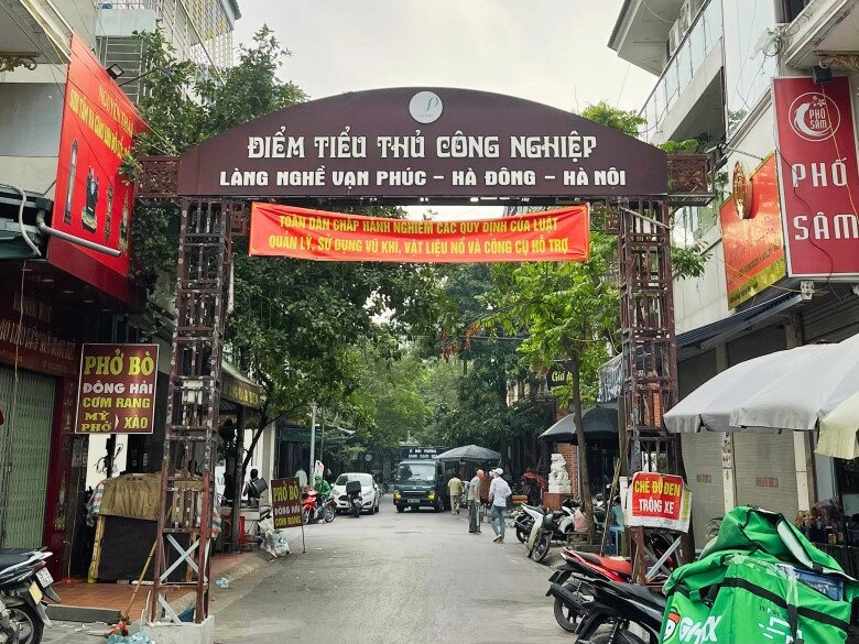 Thủ đô có một phiên chợ chuyên bán đồ cũ xưa chỉ người già tới nay giới trẻ cũng cực mê - 1