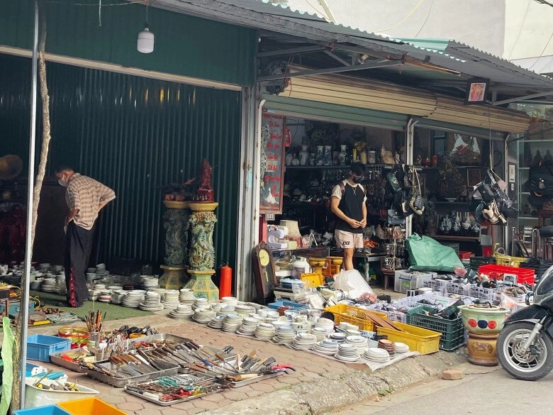 Thủ đô có một phiên chợ chuyên bán đồ cũ xưa chỉ người già tới nay giới trẻ cũng cực mê - 2