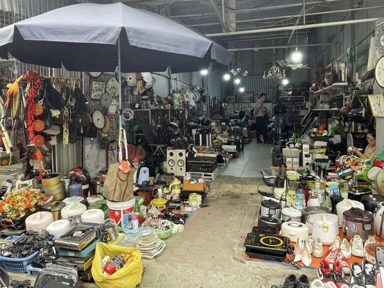 Thủ đô có một phiên chợ chuyên bán đồ cũ xưa chỉ người già tới nay giới trẻ cũng cực mê - 7