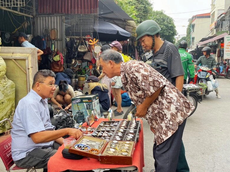 Thủ đô có một phiên chợ chuyên bán đồ cũ xưa chỉ người già tới nay giới trẻ cũng cực mê - 9