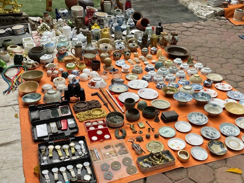 Thủ đô có một phiên chợ chuyên bán đồ cũ xưa chỉ người già tới nay giới trẻ cũng cực mê - 10