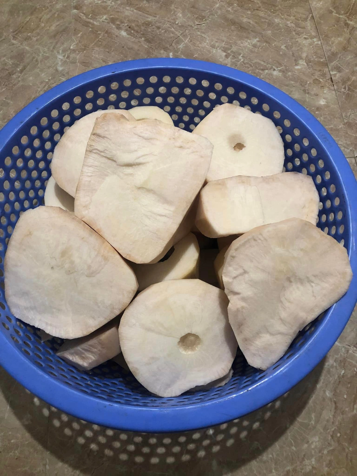 Thứ nằm trong thân cây đu đủ tưởng vứt đi nhặt về đem muối làm được đủ món cứu đói ăn ngon hơn thịt gà - 3