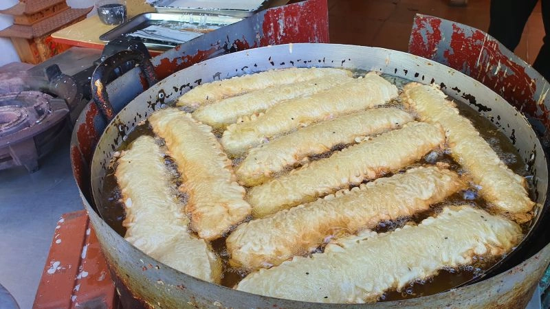Thứ quà ăn vặt nổi tiếng ở hà nội hút khách cả đông lẫn hè có quán phải đóng cửa sớm khi hết bột - 2