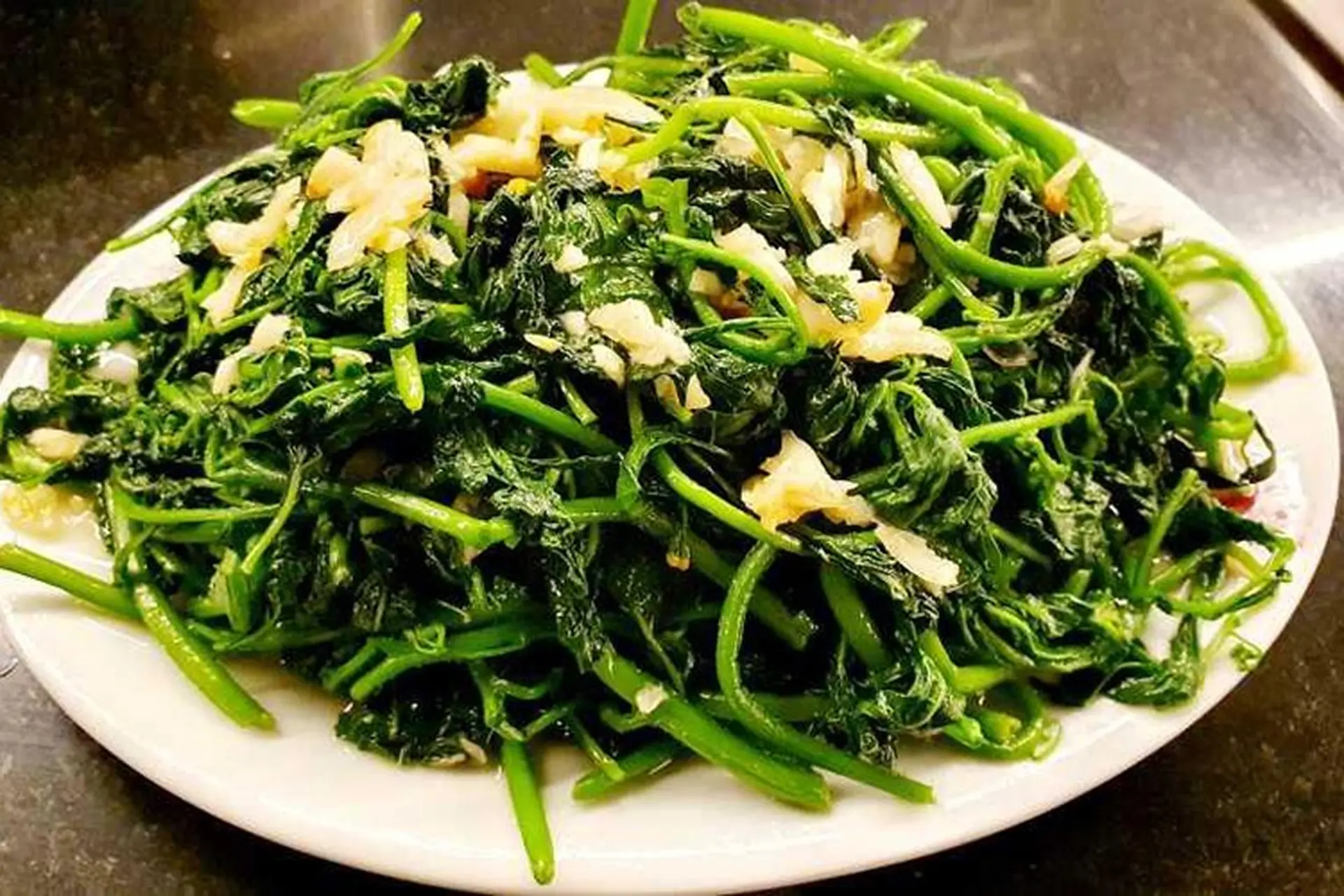 Thứ rau dại mọc đầy ngoài đồng không ai ngó nay thành đặc sản chỉ dùng đãi khách quý lại cực tốt cho sức khỏe - 4