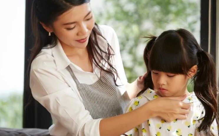 Thương em dâu không có tiền chữa bệnh cho con tôi định tặng 300 triệu nhưng đổi ý khi thấy thứ dưới gối - 2