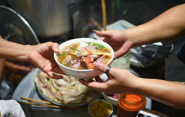 Thưởng thức đặc sản phở đêm hà nội ở 5 địa chỉ nổi tiếng có quán ban ngày khách thèm mấy cũng không bán - 1