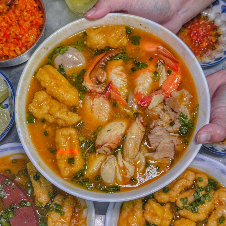 Tiệm bánh canh đắt nhất sài gòn 700ktô vẫn hút khách quán lề đường tự tin chất lượng ngang nhà hàng - 1