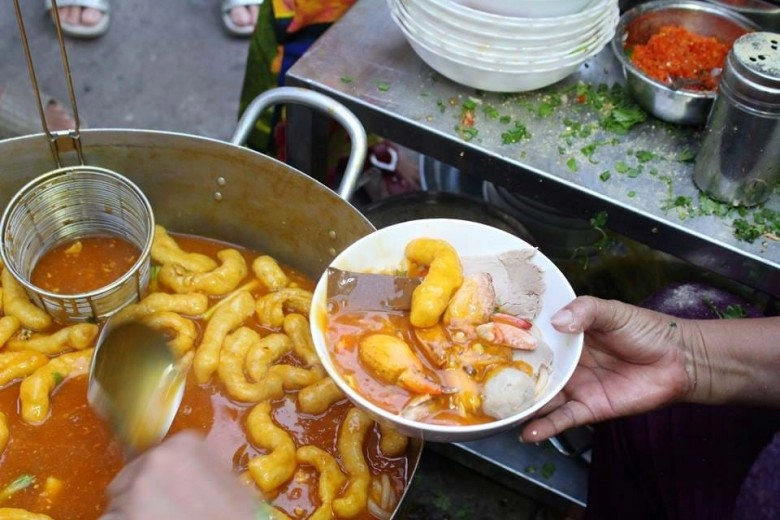Tiệm bánh canh đắt nhất sài gòn 700ktô vẫn hút khách quán lề đường tự tin chất lượng ngang nhà hàng - 2