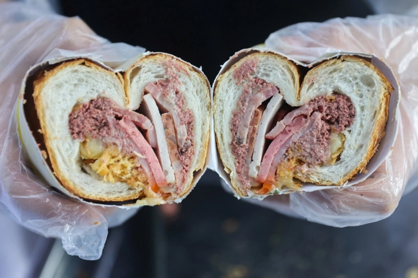 Tiệm bánh mì đắt nhất sài gòn 79000 đồngổ vẫn quá tải khách bí quyết nằm ở quy trình chế biến nguyên liệu khép kín - 1