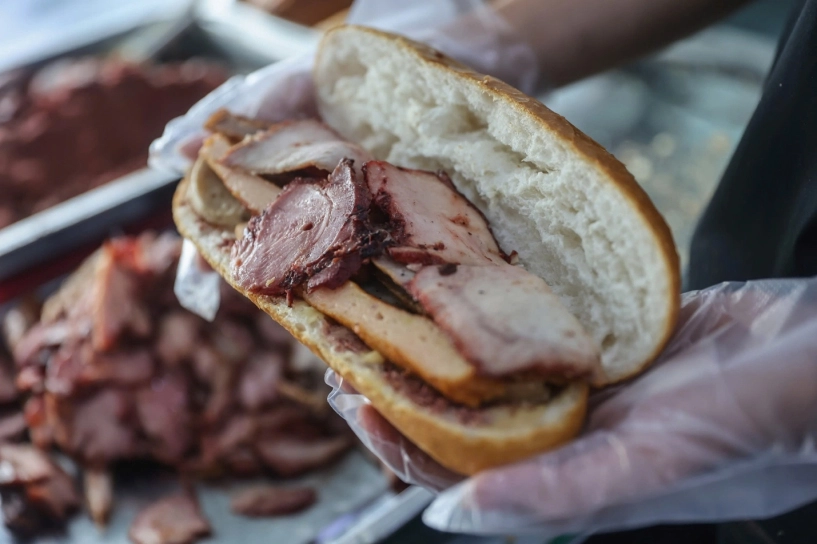 Tiệm bánh mì đắt nhất sài gòn 79000 đồngổ vẫn quá tải khách bí quyết nằm ở quy trình chế biến nguyên liệu khép kín - 2