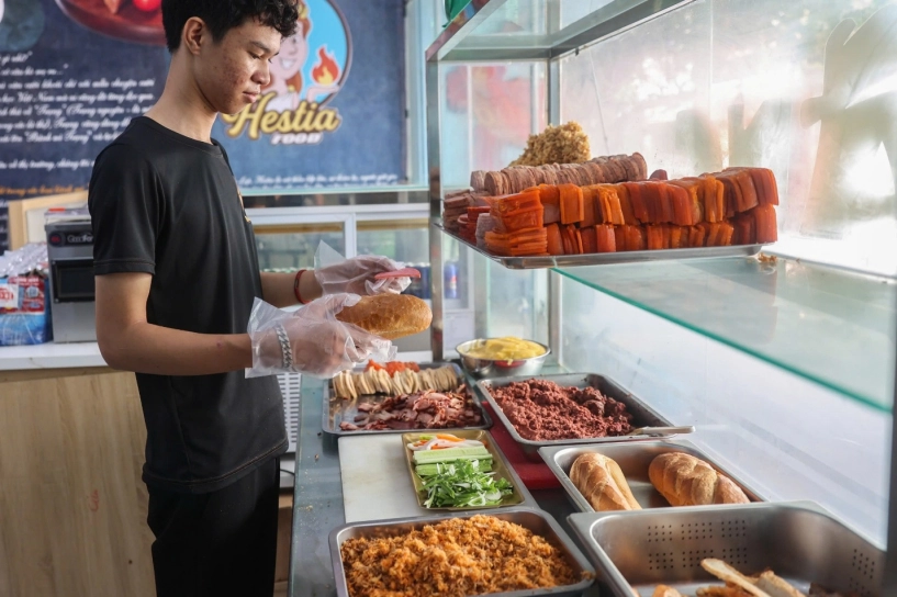 Tiệm bánh mì đắt nhất sài gòn 79000 đồngổ vẫn quá tải khách bí quyết nằm ở quy trình chế biến nguyên liệu khép kín - 3